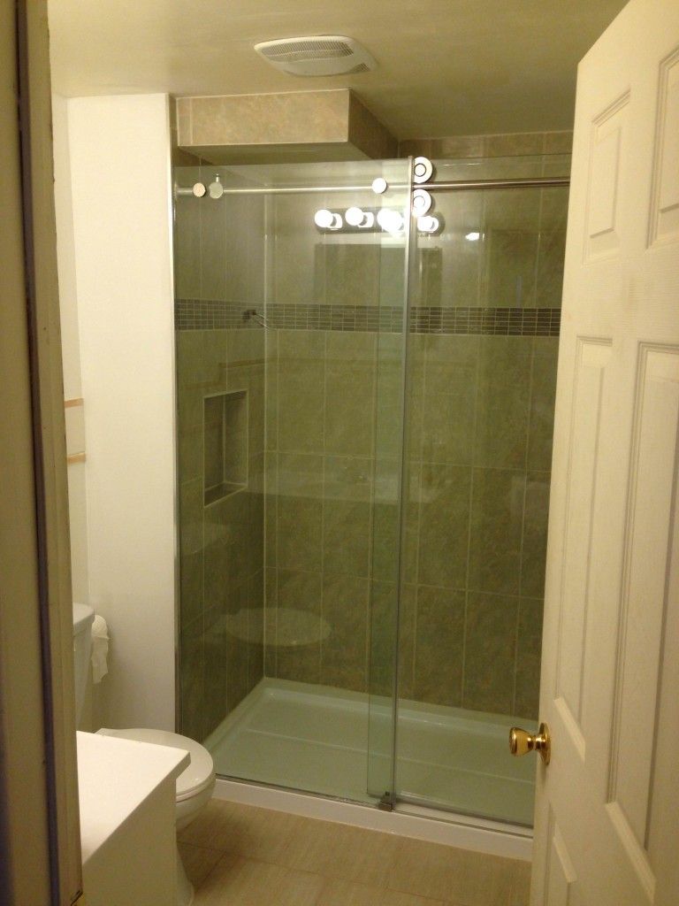 white ceramic sink near white ceramic bathtub